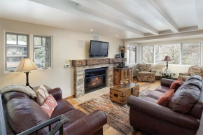 Fasching Haus Unit 8, Deluxe Townhouse w/ A/C, Private Deck, 2 Blocks to Downtown